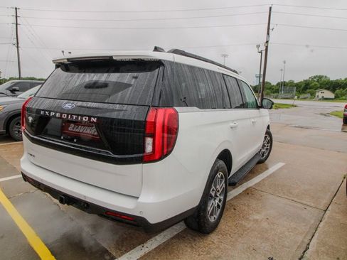 Used 2025 Ford Expedition Active AWD/4WD image 3