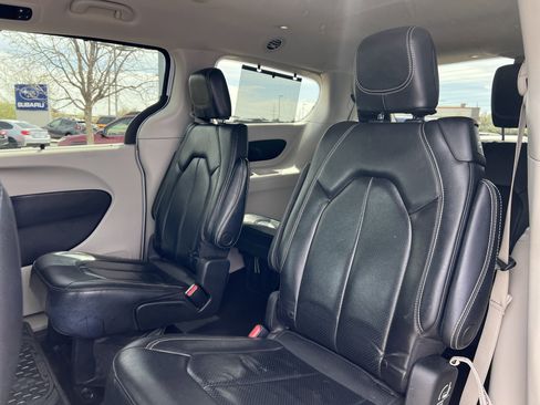 Used 2022 Chrysler Pacifica Touring-L image 24