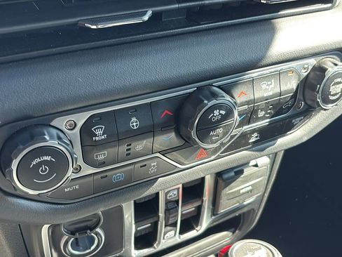 Used 2025 Jeep Wrangler Unlimited Sahara AWD/4WD image 18