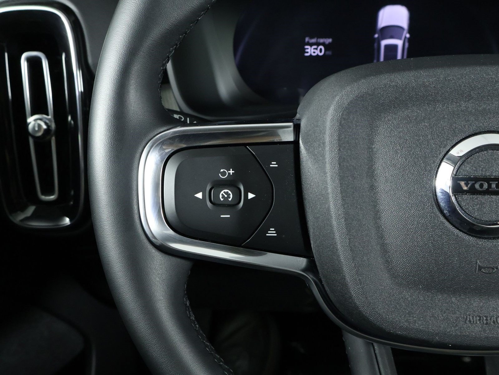 Certified 2026 Volvo XC40 B5 Plus AWD/4WD image 10