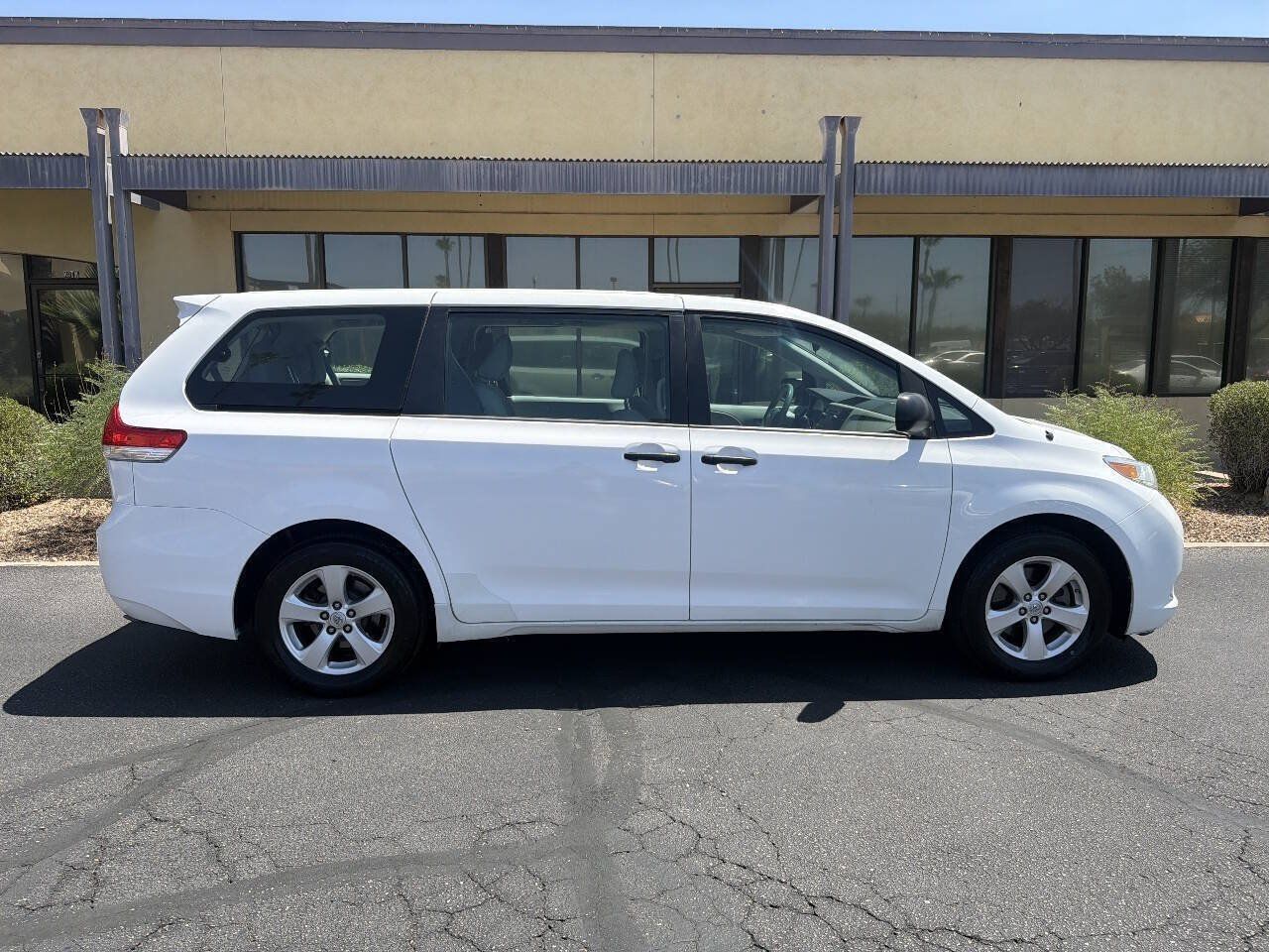 Used 2014 Toyota Sienna L FWD image 10