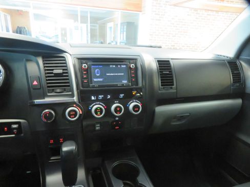 Used 2019 Toyota Sequoia SR5 AWD/4WD image 38