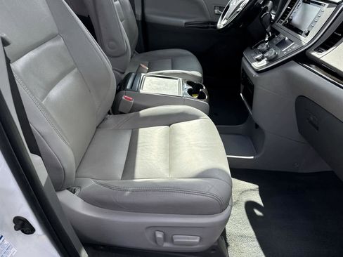 Used 2020 Toyota Sienna XLE image 16
