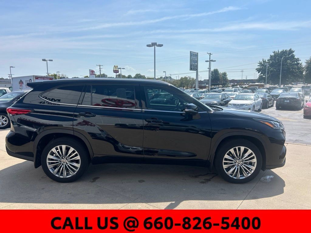 Used 2023 Toyota Highlander Platinum AWD/4WD image 4