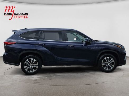 Used 2023 Toyota Highlander XLE FWD image 4