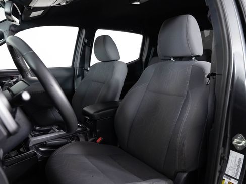 Used 2017 Toyota Tacoma TRD Sport w/ Tow Package (A/T) image 16