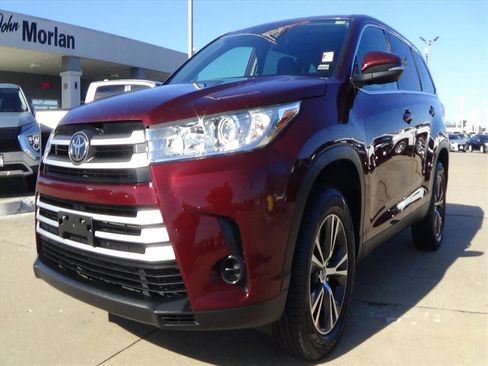Used 2019 Toyota Highlander LE image 2
