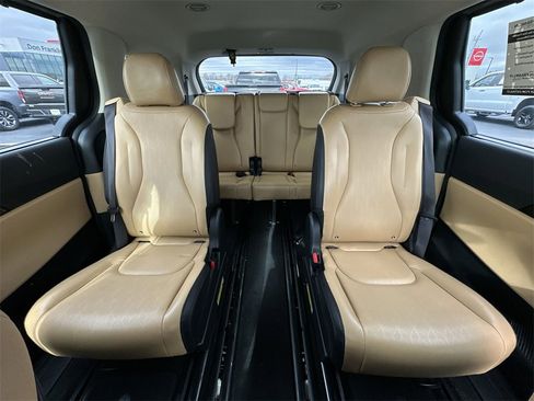 Used 2024 Kia Carnival EX image 22