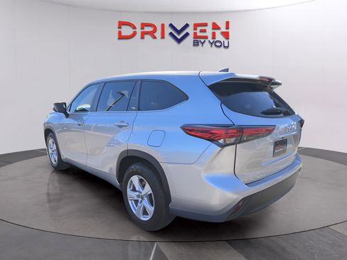 Used 2023 Toyota Highlander L image 4