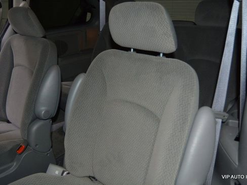 Used 2006 Chrysler Town & Country FWD image 19