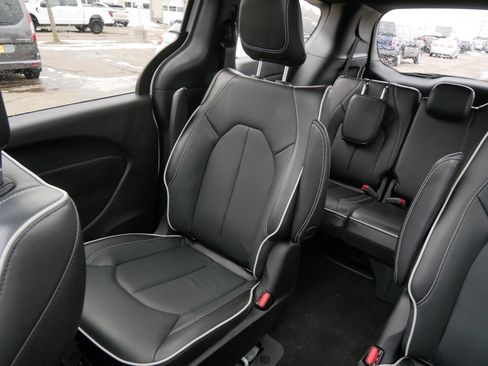 Used 2022 Chrysler Pacifica Limited w/ S Appearance Package image 12