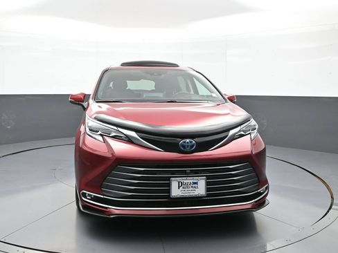 Used 2021 Toyota Sienna Platinum AWD/4WD image 2