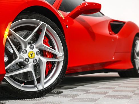 Used 2020 Ferrari F8 Tributo RWD image 11