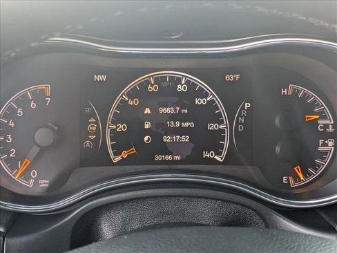 Used 2022 Jeep Grand Cherokee Laredo X image 11