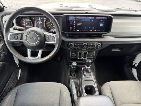 Used 2024 Jeep Wrangler Unlimited Sahara AWD/4WD image 15