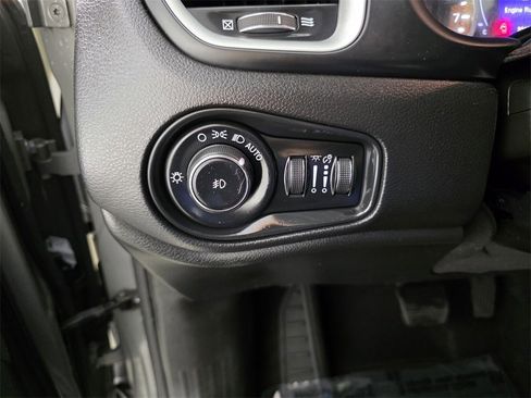 Certified 2019 Jeep Renegade Latitude image 26