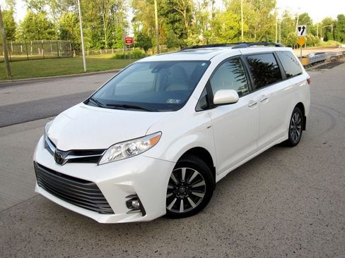 Used 2019 Toyota Sienna XLE w/ XLE Navigation Package AWD/4WD image 4