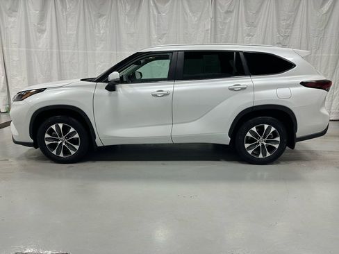 Used 2025 Toyota Highlander XLE image 4