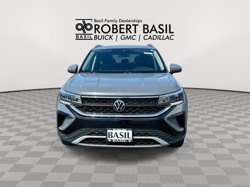 Used 2023 Volkswagen Taos SE w/ Panoramic Sunroof Package AWD/4WD image 3