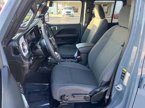 Used 2025 Jeep Wrangler Unlimited Sahara AWD/4WD image 25