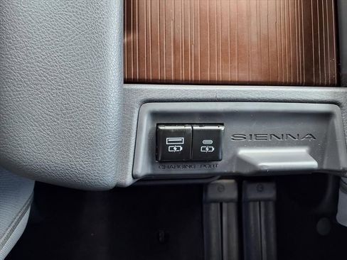 Used 2023 Toyota Sienna LE FWD image 21