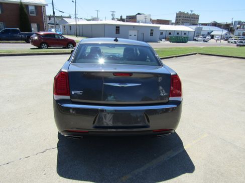 Used 2018 Chrysler 300 Touring w/ Driver Convenience Group image 4