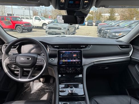 Used 2023 Jeep Grand Cherokee Limited w/ Luxury Tech Group II image 33