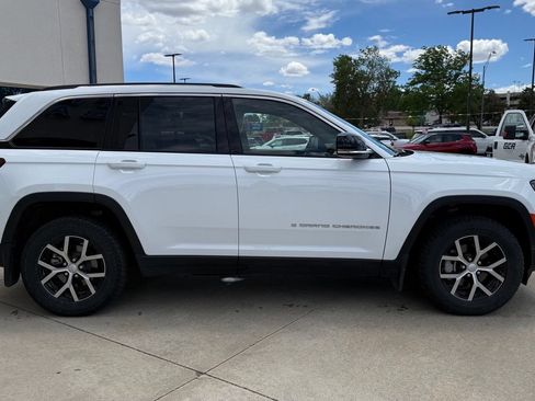 Used 2023 Jeep Grand Cherokee Limited w/ Trailer Tow Prep Group (B) AWD/4WD image 4