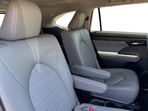 Used 2022 Toyota Highlander XLE AWD/4WD image 18