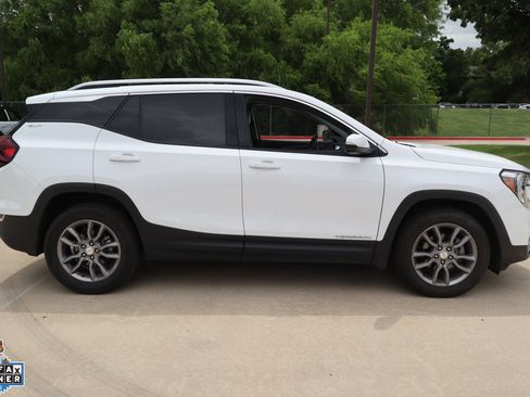 Used 2024 GMC Terrain SLT FWD image 2