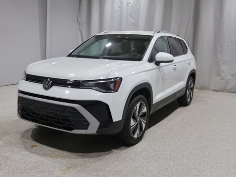 Used 2025 Volkswagen Taos SE AWD/4WD image 7