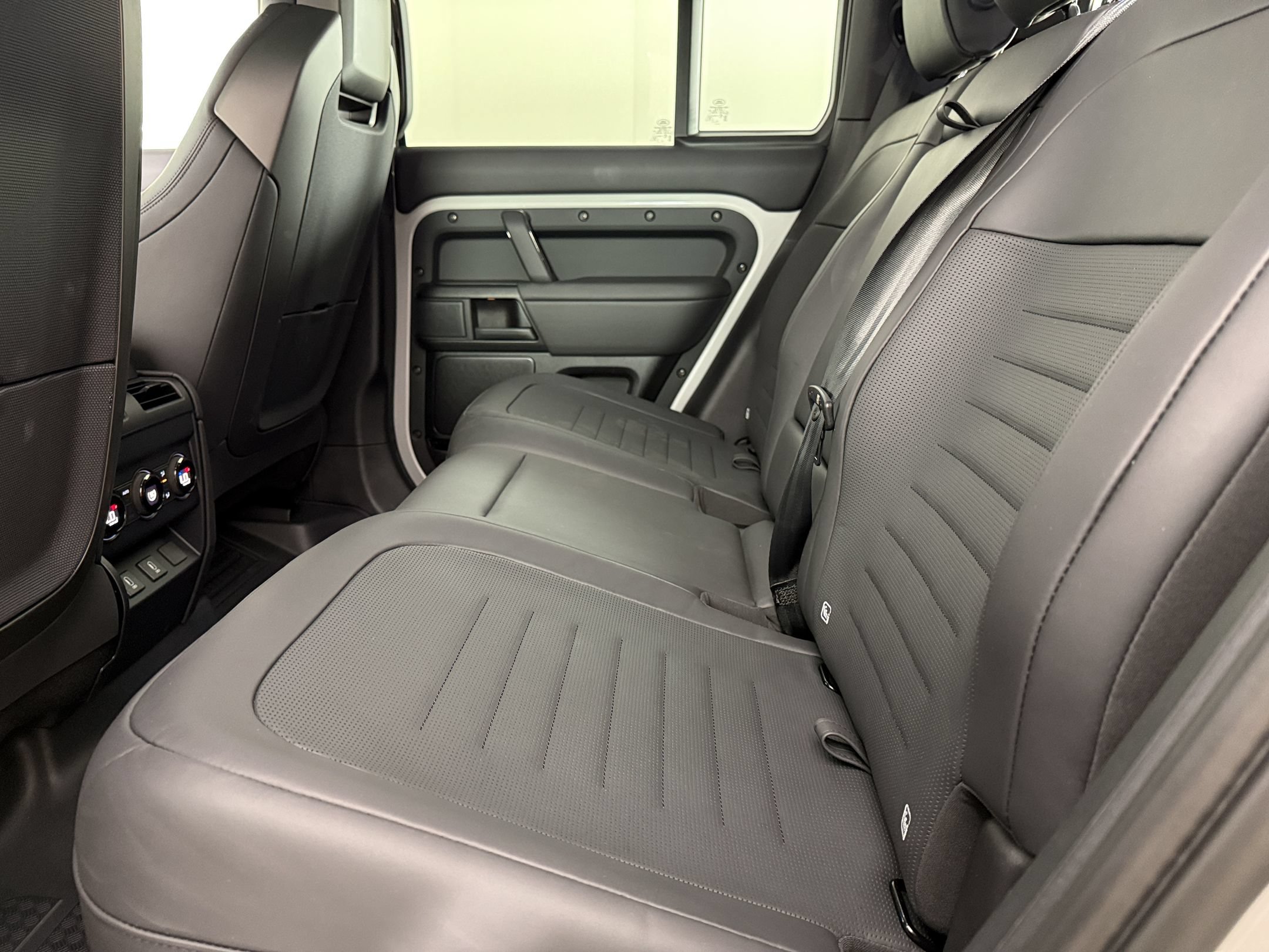 New 2026 Land Rover Defender 110 OCTA AWD/4WD image 31