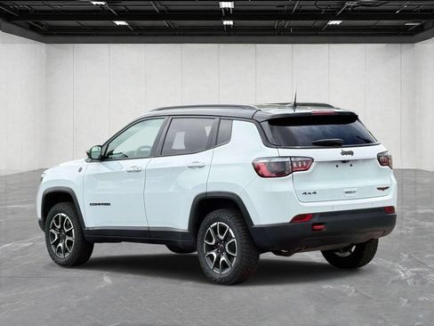 Used 2025 Jeep Compass Trailhawk AWD/4WD image 7