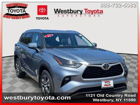 Used 2021 Toyota Highlander XLE AWD/4WD image 1