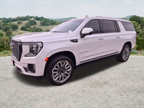 Used 2023 GMC Yukon XL Denali Ultimate AWD/4WD image 3