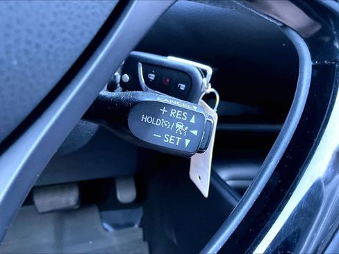 Used 2018 Toyota C-HR XLE FWD image 35