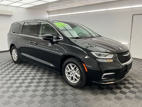 Used 2023 Chrysler Pacifica Touring-L FWD image 3