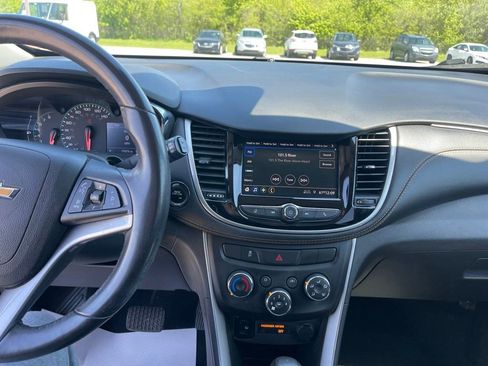 Used 2020 Chevrolet Trax LT w/ LT Convenience Package FWD image 11