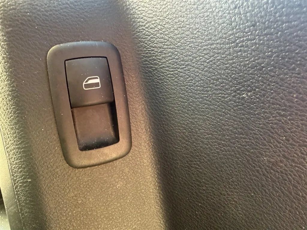 Used 2016 Dodge Grand Caravan SXT w/ UConnect Hands-Free Group FWD image 25
