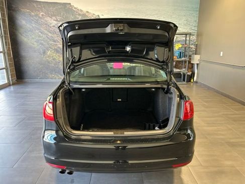 Used 2011 Volkswagen Jetta SE FWD image 18