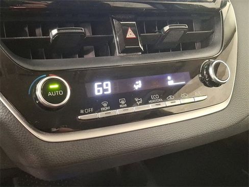 Used 2022 Toyota Corolla LE image 18