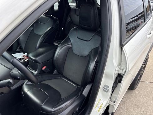 Used 2019 Jeep Cherokee Latitude Plus FWD image 18