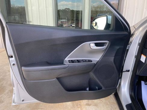 Used 2021 Kia Niro LX image 12