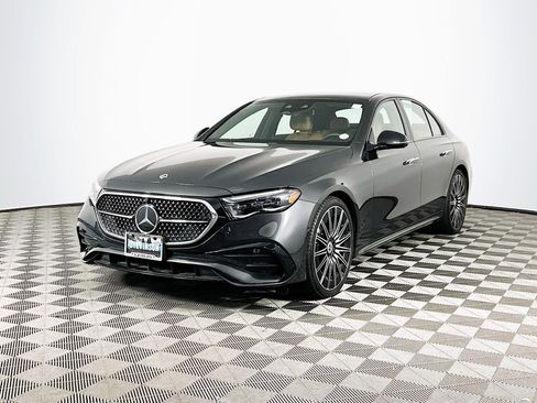 Used 2024 Mercedes-Benz E 350 4MATIC Sedan image 3
