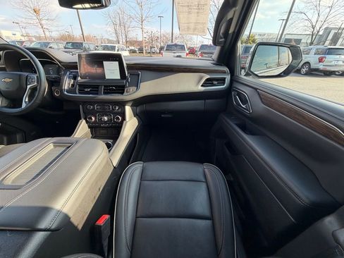Used 2024 Chevrolet Suburban Premier image 21