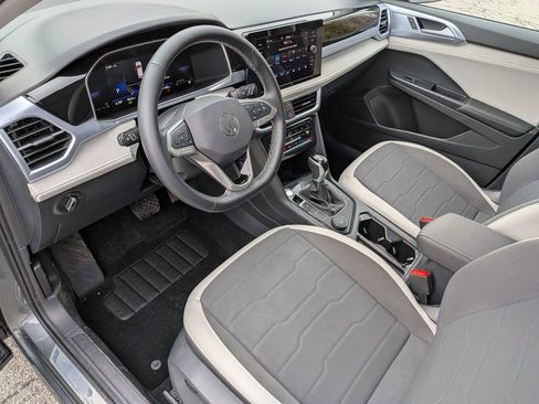 Used 2025 Volkswagen Taos SE w/ Panoramic Sunroof Package image 11