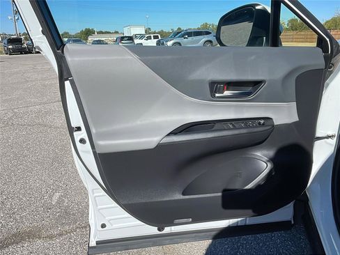 Used 2023 Toyota Venza LE image 20