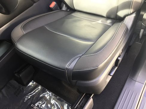 Used 2025 Nissan Pathfinder SL image 10