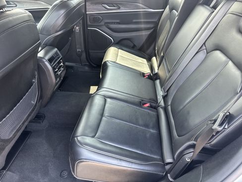 Used 2022 Jeep Grand Cherokee Limited AWD/4WD image 6