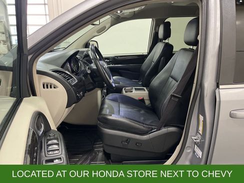 Used 2014 Chrysler Town & Country Touring image 24